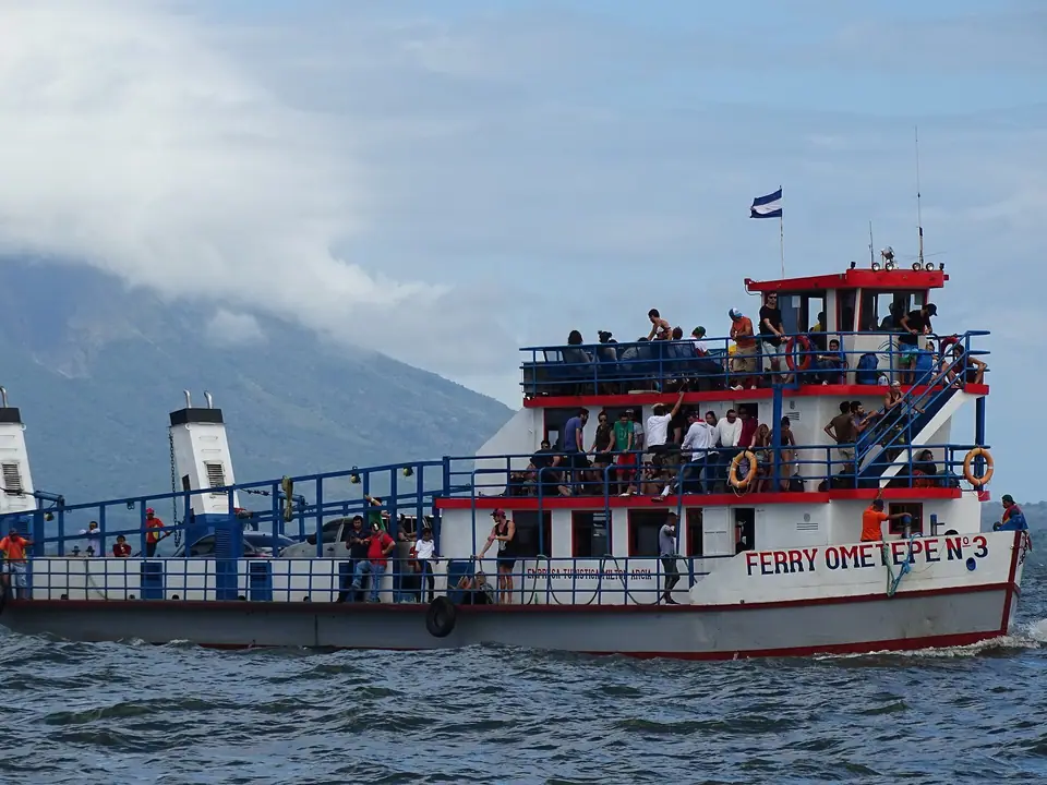 Ferry de dos pisos en el lago de Nicaragua, entre San Jorge y Ometepe