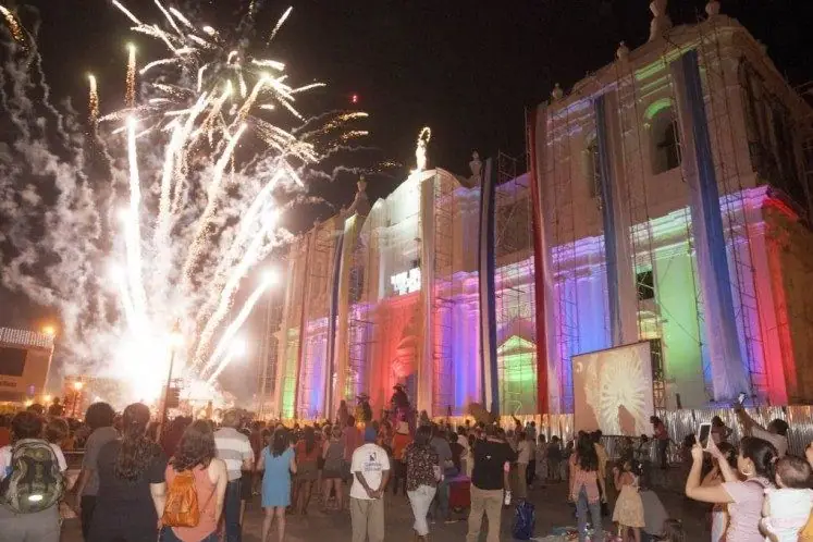Fireworks in front of León’s cathedral during La Gritería