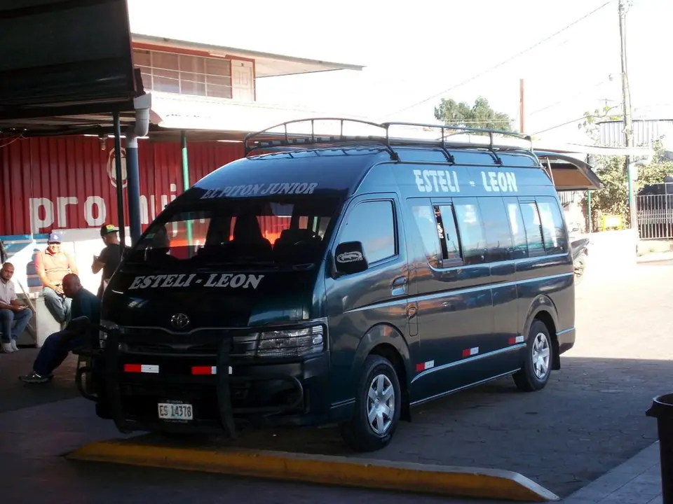 Microbús interlocal con el rótulo Estelí–León en la COTRAN Norte de Estelí