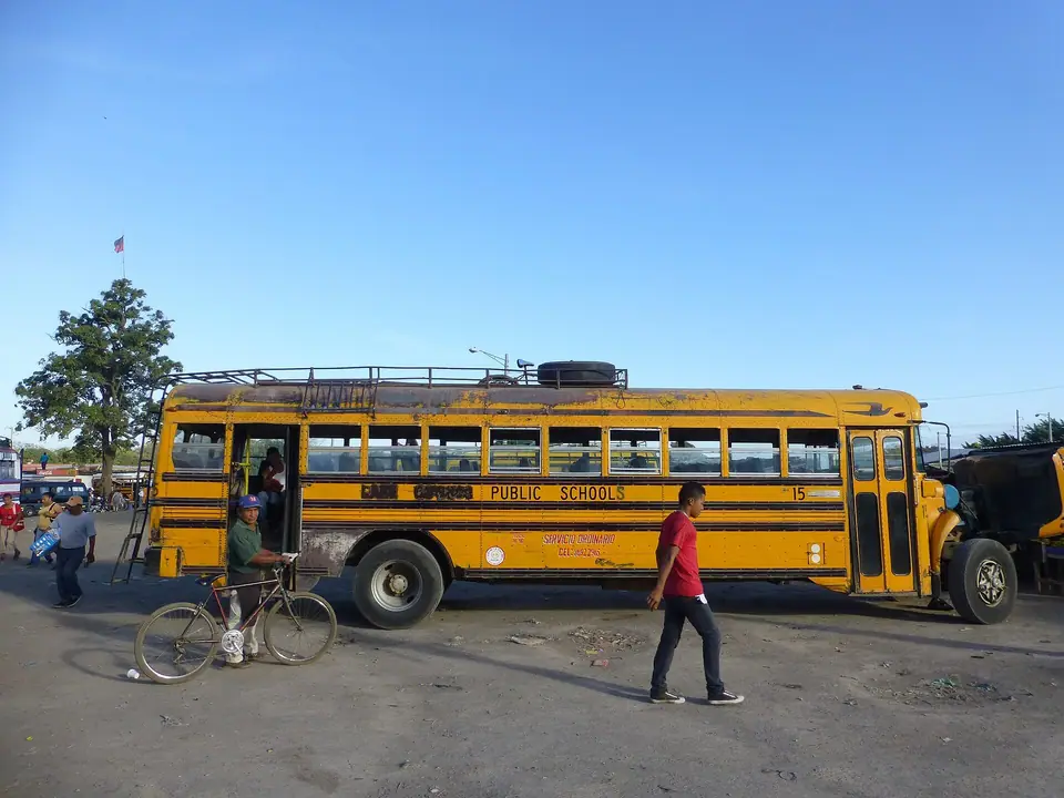 Bus escolar amarillo en la terminal junto al mercado de Masaya
