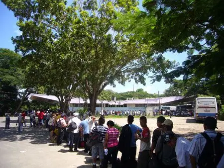 Fila de viajeros en la frontera de Peñas Blancas