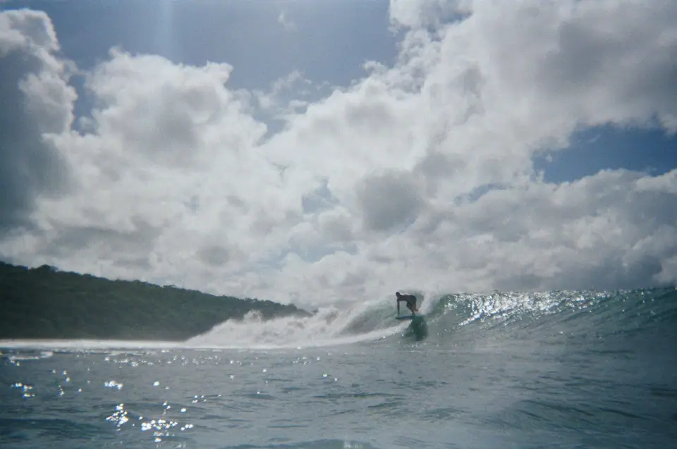 Surfista en una ola en Popoyo