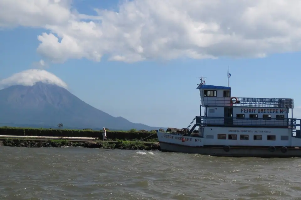 Ferry en el puerto de San Jorge con el volcán Concepción de Ometepe al fondo